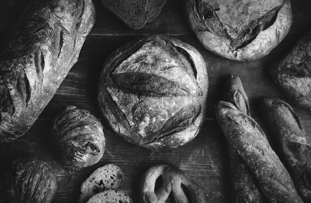 Foto gratuita un assortimento di pagnotte di pane idee per ricette di fotografia di cibo