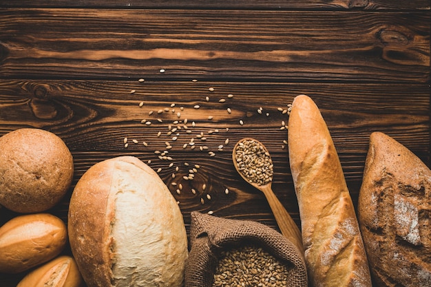 Foto gratuita assortimento di pagnotte di pane su legno