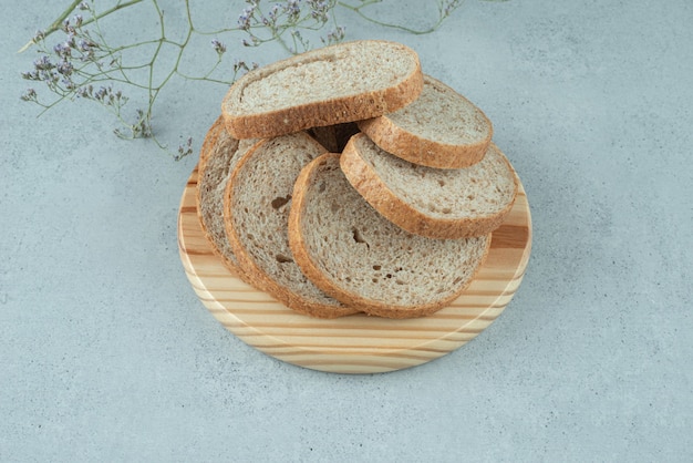 Ассортимент ломтиков хлеба на деревянной тарелке