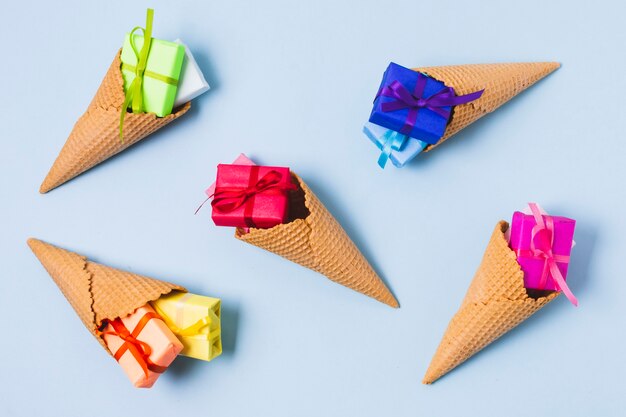 아이스크림 콘에 다채로운 선물의 구색