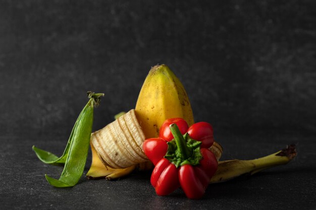 Assortimento di compost fatto di cibo avariato