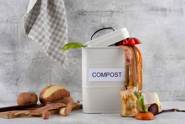 Foto gratuita assortimento di compost fatto di cibo avariato