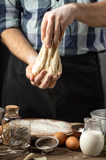 Foto gratuita assortimento di delizioso pane di ingredienti morti