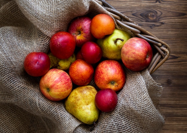 Assortimento di deliziosa frutta fresca