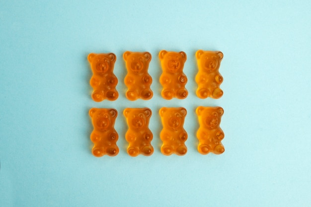 Foto gratuita assortimento di deliziosi orsetti gommosi