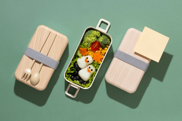 Foto gratuita assortimento di deliziosi bento box giapponesi