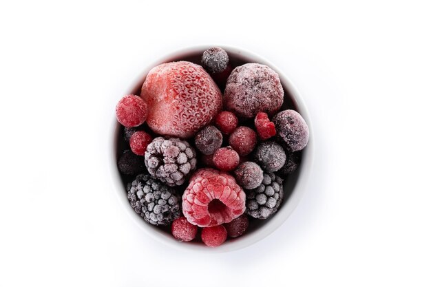 Ассортимент замороженных ягод в миске на белом фоне
