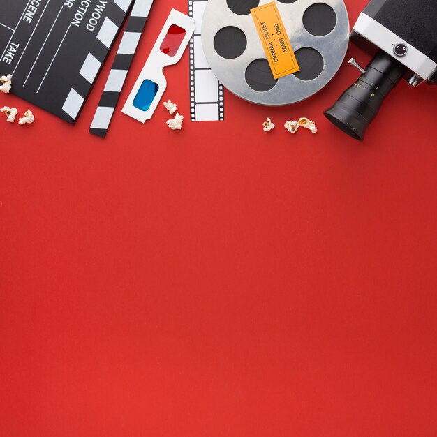 コピースペースを持つ赤の背景に映画の要素の品揃え