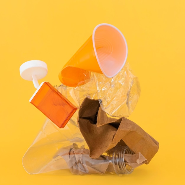 Foto gratuita assortimento di elementi in plastica non ecologici