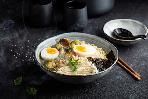 ボウルに麺の盛り合わせ