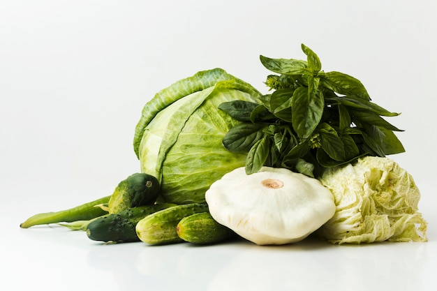 無料写真 緑の新鮮野菜の盛り合わせ