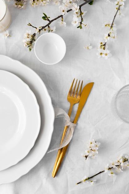 無料写真 美味しいお食事のための白いテーブルの品揃え