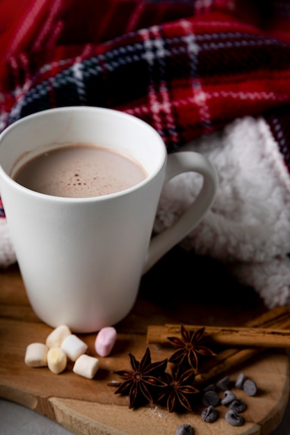 Бесплатное фото Ассортимент элементов зимнего хюгге с чашкой горячего шоколада