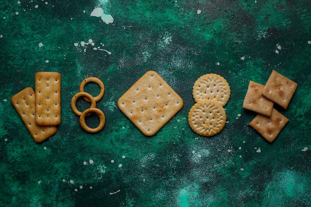 Foto gratuita l'assortimento dei cracker del sale ha sparato dalla cima su variopinto con la copia. mix di snack salati per feste