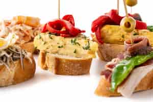 Foto gratuita assortimento di pintxos spagnoli