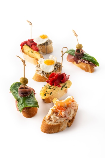 Foto gratuita assortimento di pintxos spagnoli