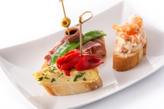 Foto gratuita assortimento di pintxos spagnoli