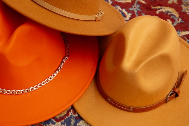 Foto gratuita assortimento di eleganti cappelli fedora