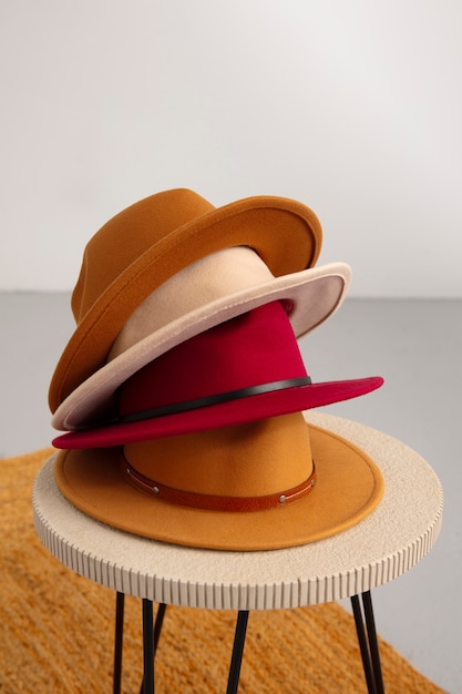 Foto gratuita assortimento di eleganti cappelli fedora