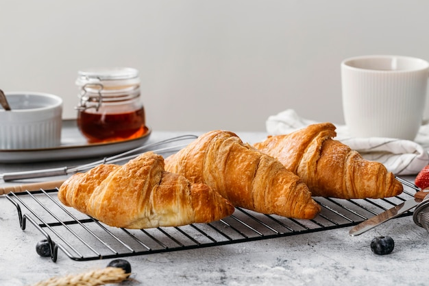 Foto gratuita assortimento di gustose prelibatezze per la colazione