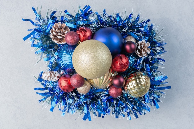 Foto gratuita assortimento di varie decorazioni natalizie su una tavola di legno su una superficie di marmo