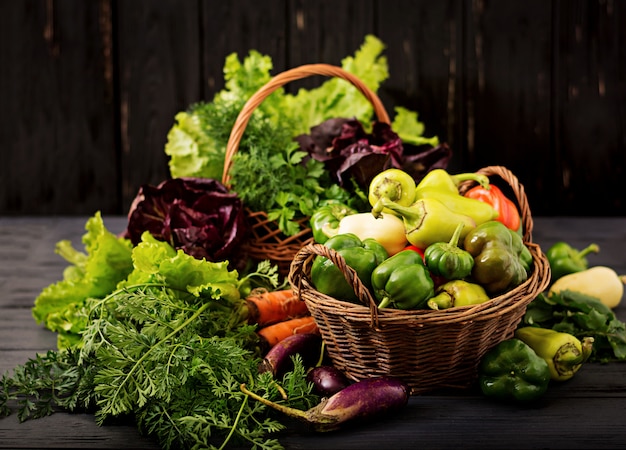 野菜と緑のハーブの品揃え。市場。かごの中の野菜