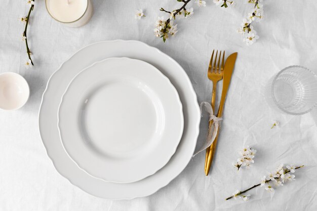 美味しいお食事のための白いテーブルの品揃え