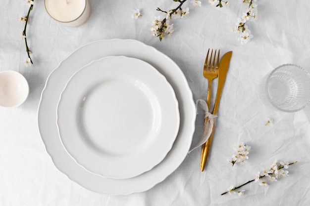 美味しいお食事のための白いテーブルの品揃え