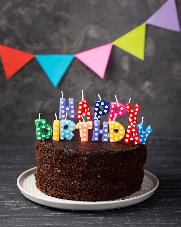 Free Photo assortment with birthday cake and decorations