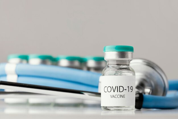 Ассортимент с бутылкой вакцины против коронавируса