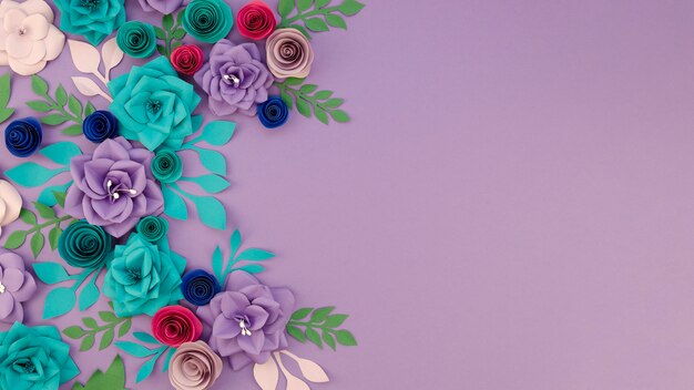 Ассортимент с цветочной рамкой и фиолетовым фоном