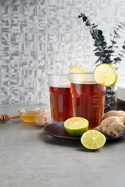 Foto gratuita assortimento con bicchieri di tè e lime