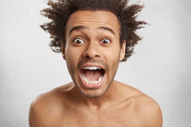 Free photo astonished wide eyed afro american customer being shocked