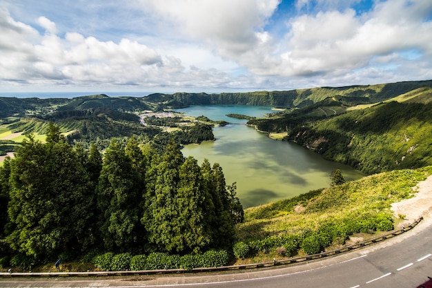 ポルトガルのサンミゲルアゾレス諸島にある、7つの都市の驚くべきラグーンLagoa das 7cidades。 Lagoa das SeteCidades。