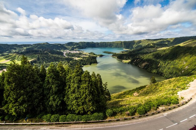 7 개 도시의 놀라운 석호 Lagoa das 7 cidades, 포르투갈 상 미겔 아 조레스. Lagoa das Sete Cidades.