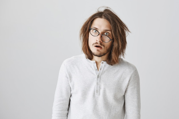 Free photo astounded and shocked man with messy hair drop jaw impressed