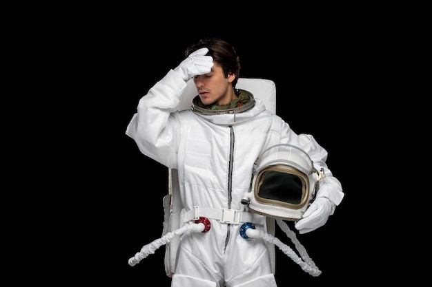 우주 비행사의 날 혼란스러운 우주인 우주 공간 우주 은하 헬멧 떨어져 이마 생각을 만지고