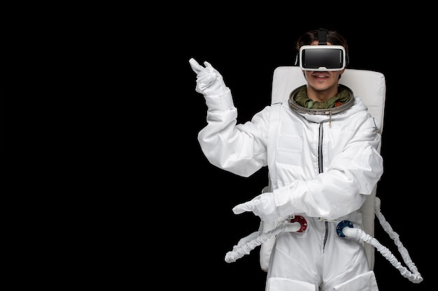 Free photo astronaut day space suit d virtual glasses in outer space cosmos galaxy happy smiling