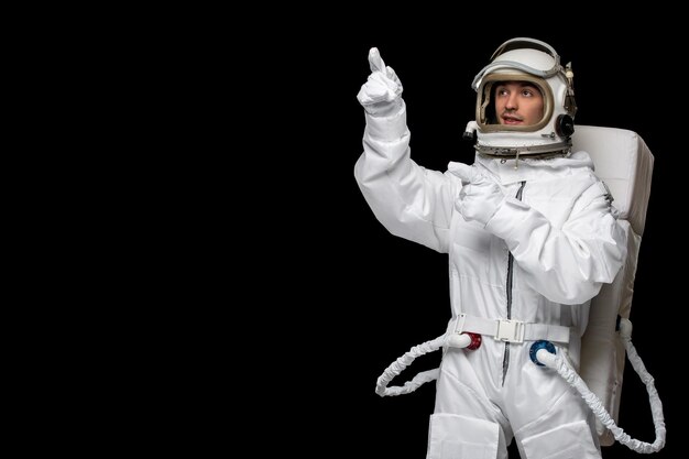 손가락으로 방향을 가리키는 은하계 검은 배경 우주복 헬멧에 우주 비행사 하루 우주인