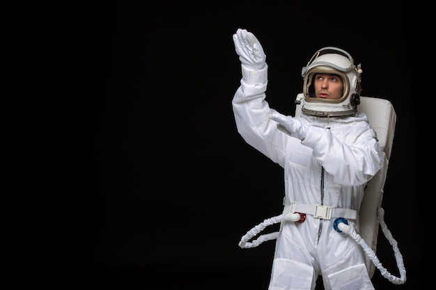 Бесплатное фото Космонавт дня космонавта в космическом скафандре приземлился на луну, руки вверх