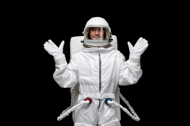 우주 비행사의 날 우주인이 우주복을 입고 손을 흔들며 행복한 착륙을 했습니다.