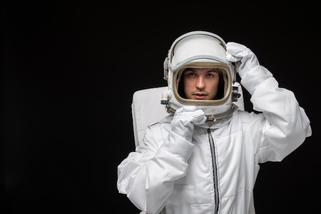 우주 비행사의 날 우주인은 우주 공간 우주 은하에서 우주복을 입고 유리 헬멧을 벗습니다.