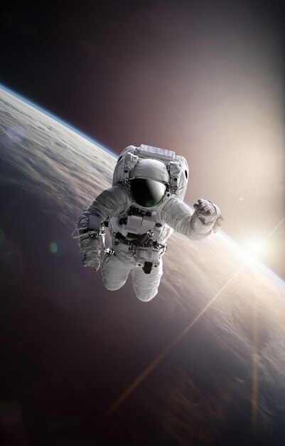 ムーンブラックの白い宇宙飛行士の正面図 無料の写真