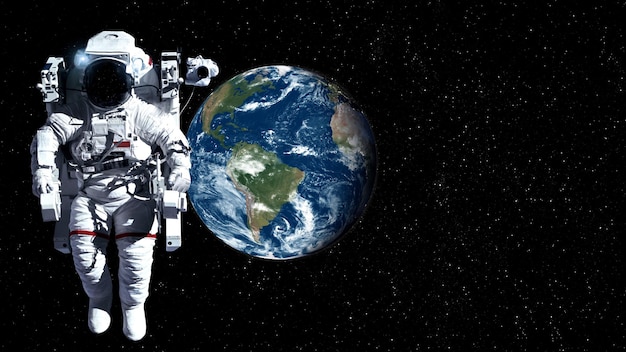 Космонавт-космонавт выходит в открытый космос, работая над космической миссией
