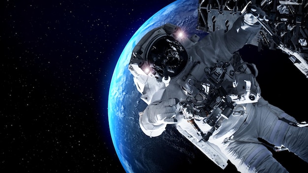Космонавт-космонавт выходит в открытый космос, работая над космической миссией