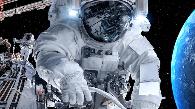 Космонавт-космонавт выходит в открытый космос во время работы над космической миссией