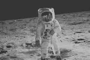免费的宇航员在月球上行走在黑白照片的基调