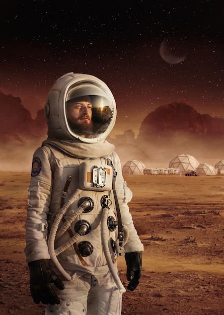 화성 미디엄 샷에 우주복을 입은 우주 비행사