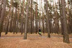 Foto gratuita atleta fare jogging nei boschi