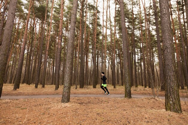 Спортсмен, бегающий в лесу